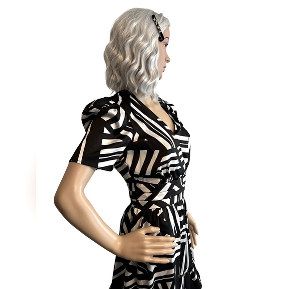 Karl Lagerfeld NWT Size 2 Black White Short Sleeve Ruffle Hem Mini Dress  (0483) - Picture 3 of 14